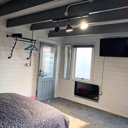 Cosy, Self-Contained Garden Room In City Centre! Hereford Buitenkant foto