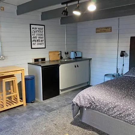Cosy, Self-Contained Garden Room In City Centre! Hereford Buitenkant foto