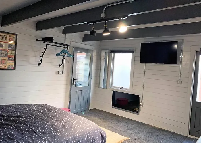 Cosy, Self-Contained Garden Room In City Centre!